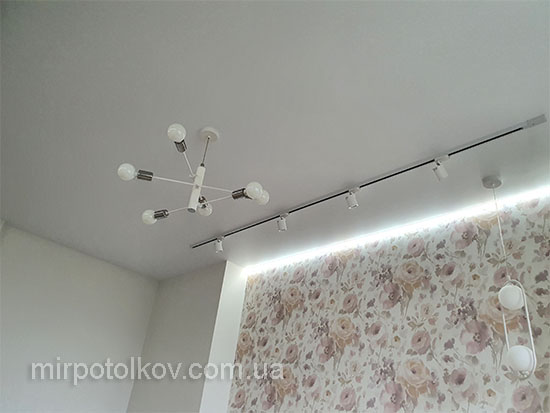 шпалери на стіні і приховане підсвічування через стелі