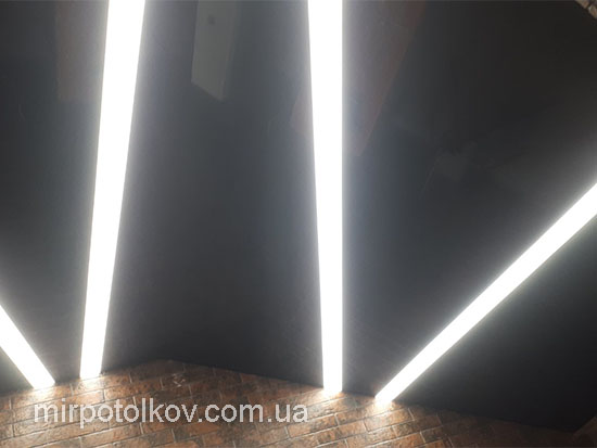 світлові лінії LED на мансардній стелі